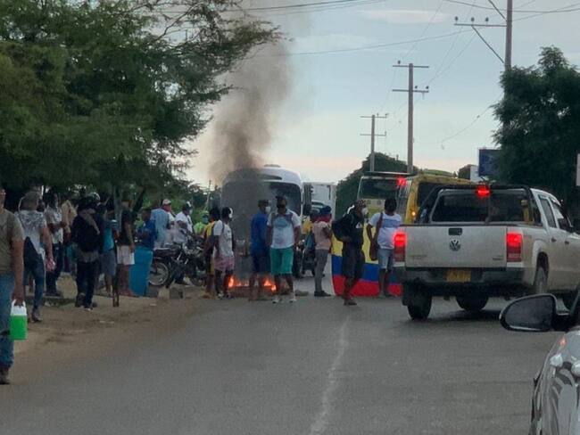 Bloquean vía a Barú para exigir reapertura de Playa Blanca en Cartagena