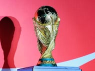 El trofeo de la Copa del Mundo llega a Bogotá, Colombia. Foto: EFE.
