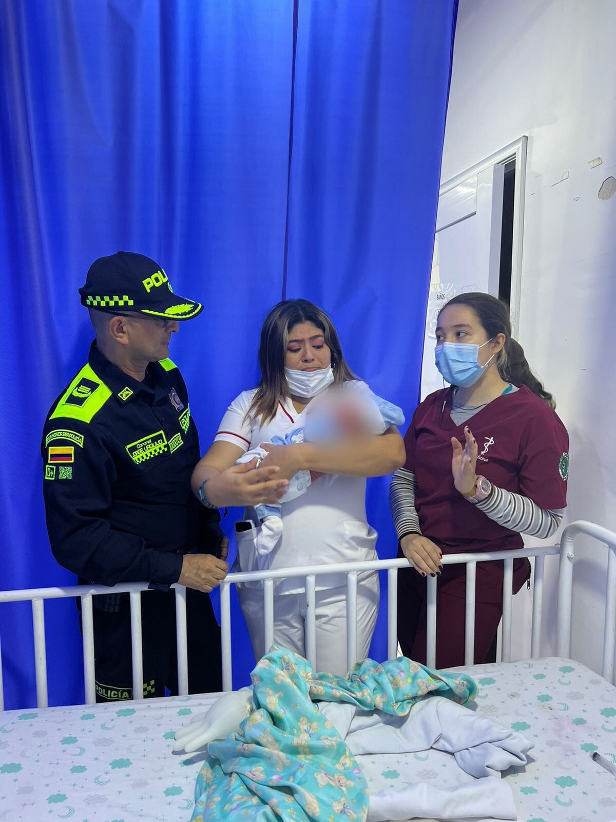 Menor mientras es atendido por personal del hospital Niño Jesús / Cortesía - Policía