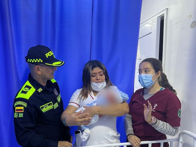 Menor mientras es atendido por personal del hospital Niño Jesús / Cortesía - Policía