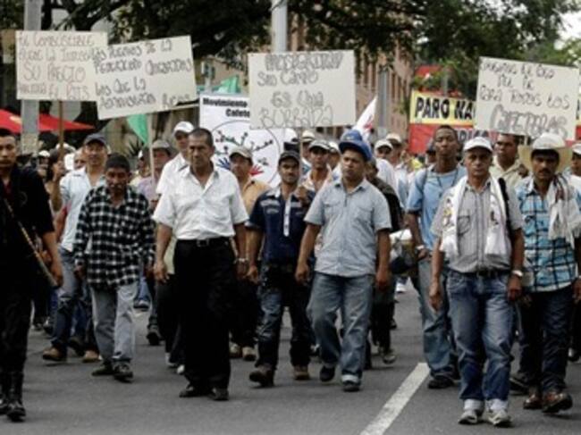 Cafeteros de distintas regiones de Antioquia marchando en Medellín. Foto: Efe.
