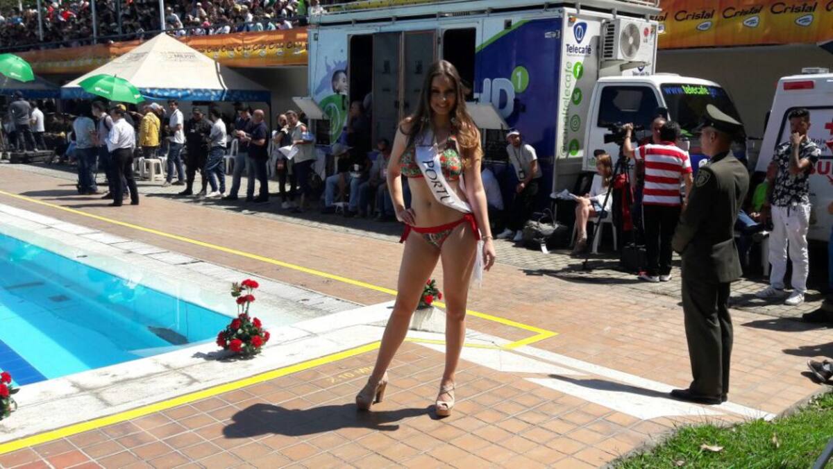 Desfile en traje de baño con las candidatas al Reinado Internacional del Café