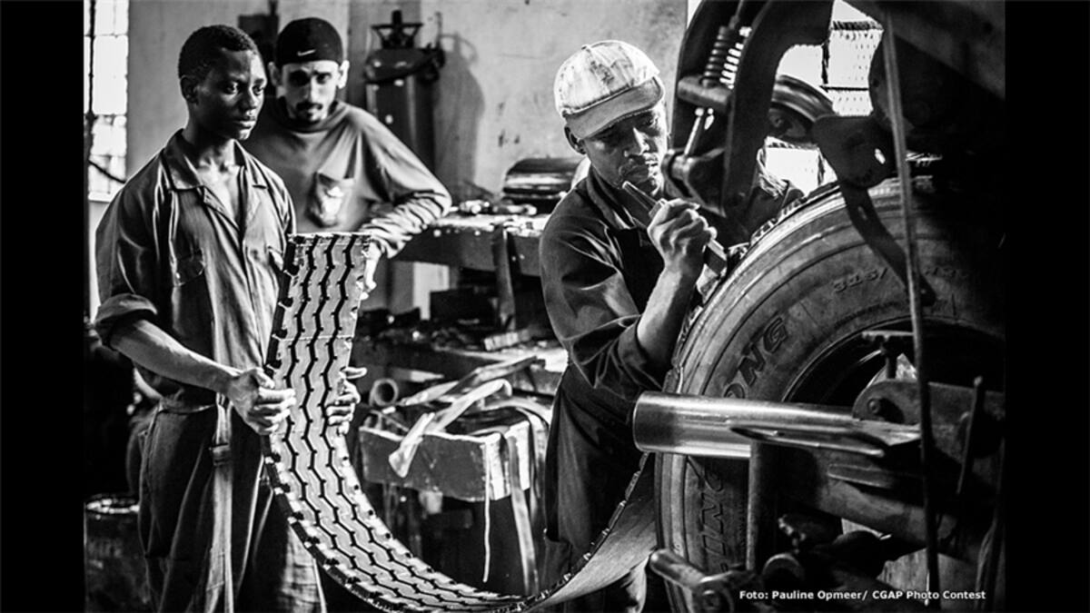 El tercer lugar general, por su parte, fue para esta fotografía tomada por Chi Keung Wong, en Malí. Los hombres de la imagen trabajan en el mercado de arroz de Bamako, la capital de ese país africano. Según el CGAP, está probado que el acceso a servicios financieros confiables ayuda a reducir la pobreza y la desigualdad y acelera el crecimiento económico.
