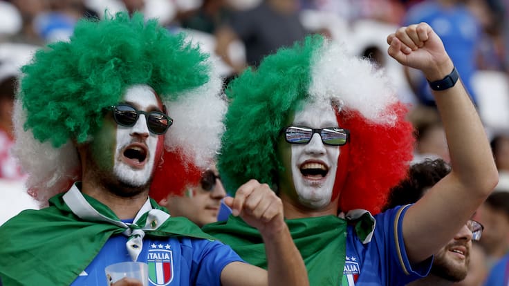 Leipzig (Germany), 24/06/2024.- Fans of Italy cheer before the UEFA EURO 2024 group B soccer match between Croatia and Italy, in Leipzig, Germany, 24 June 2024. (Croacia, Alemania, Italia) EFE/EPA/ROBERT GHEMENT
