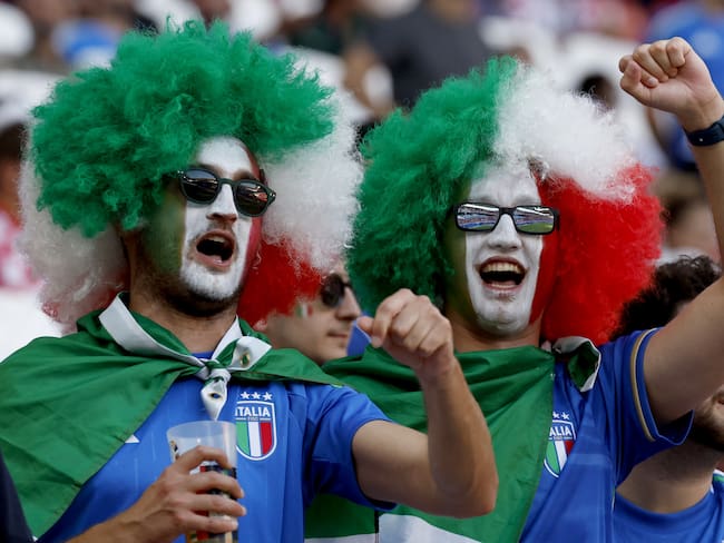 Leipzig (Germany), 24/06/2024.- Fans of Italy cheer before the UEFA EURO 2024 group B soccer match between Croatia and Italy, in Leipzig, Germany, 24 June 2024. (Croacia, Alemania, Italia) EFE/EPA/ROBERT GHEMENT