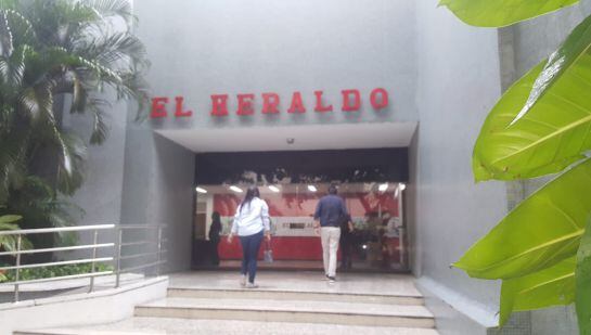 Cuando Gabirel García Márquez escribía para El Heraldo, se iba para la tienda más cercana con toda la redacción del periódico a contar historias y la producción del diario se detenía porque todos salían a escuchar las historias de Gabo.