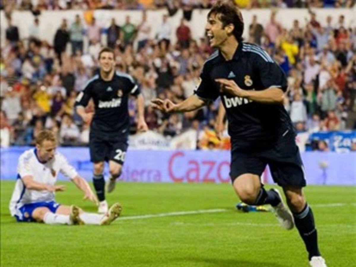 Real Madrid y Barcelona ganan con apuros y mantienen lucha por el título en España