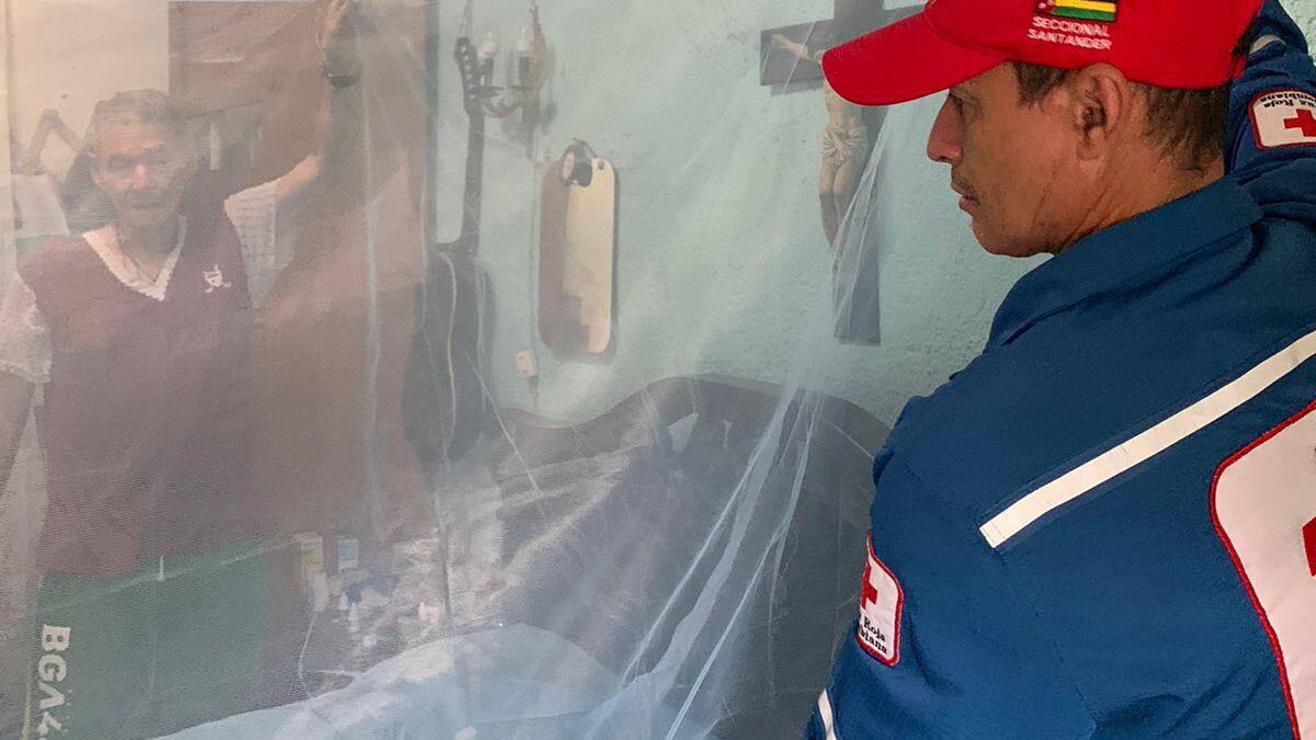 Entregan toldillos ante aumento de casos de dengue en Bucaramanga
