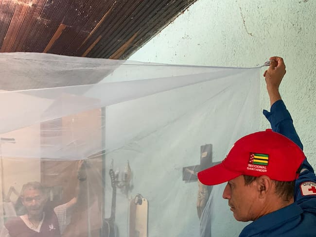 Entregan toldillos ante aumento de casos de dengue en Bucaramanga