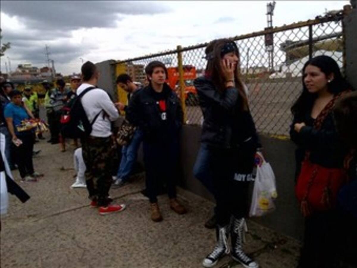 Miles de fans esperan para el inicio del concierto de Lady Gaga en los alrededores de El Campín