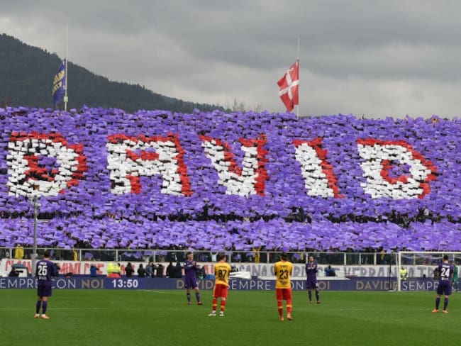 Fiorentina interrumpe su duelo en el minuto 13 para homenajear a Astori