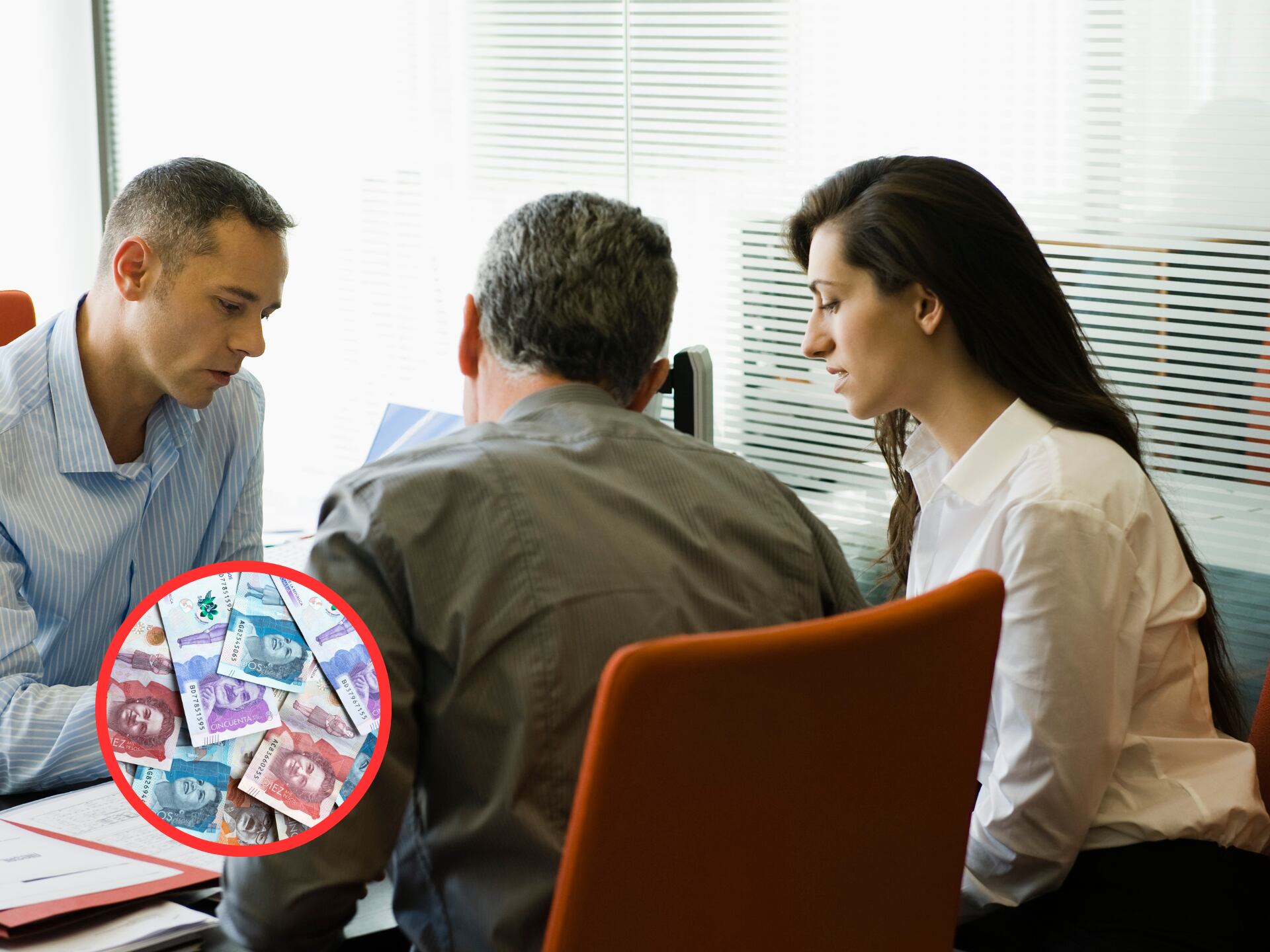 Personas recibiendo asesoría de una banco, encima dinero colombiano (GettyImages)