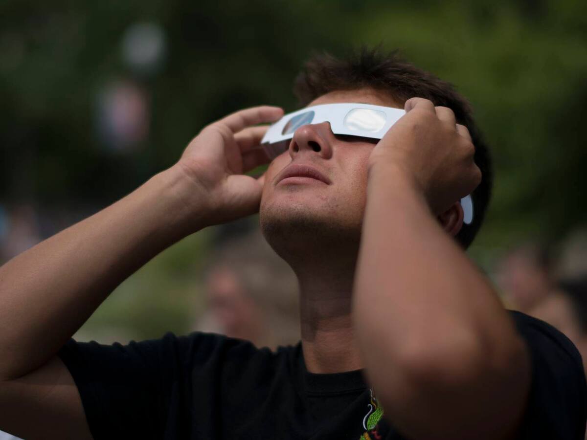 Ojo con las gafas chiviadas para ver el eclipse, autoridades entregan recomendaciones