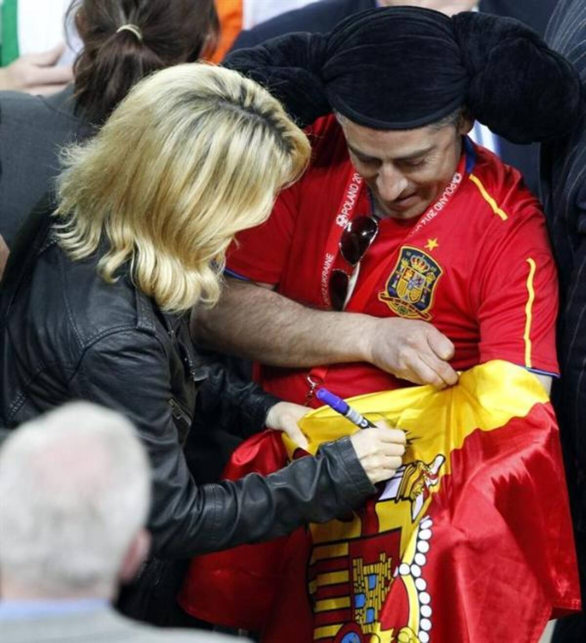 Hinchas en la tribuna en España - Irlanda