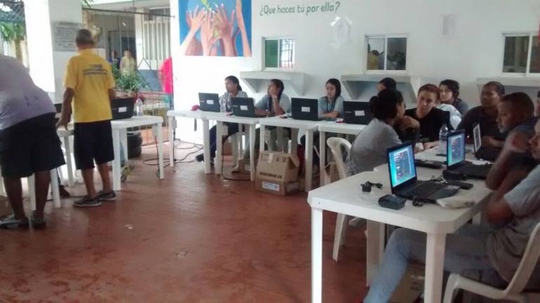 Las lluvias y arroyos en Barranquilla ha impedido que la gente salga a votar.