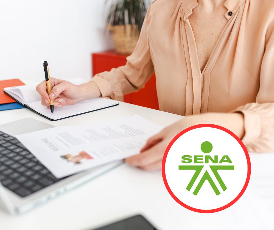 Persona trabajando y logo del SENA (Getty Images)