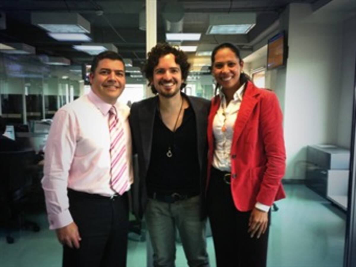 Tommy Torres visita Caracol Radio para presentar su álbum “12 Historias”.