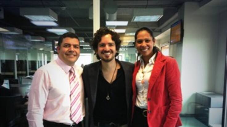 Tommy Torres visita Caracol Radio para presentar su álbum “12 Historias”.