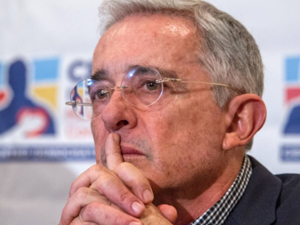 Presidente del Senado ya tiene la carta de renuncia de Uribe