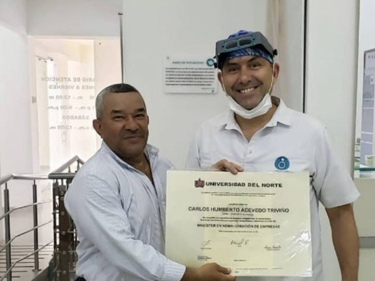 "Guillo", el hombre que entregó diplomas puerta a puerta en Barranquilla
