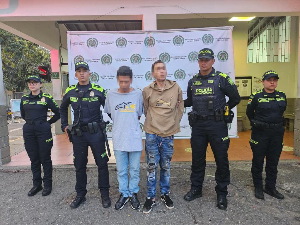 Dos hombres fueron capturados y presentados ante la Fiscalía por los delitos de secuestro simple y hurto agravado. Foto: Policía Metropolitana.