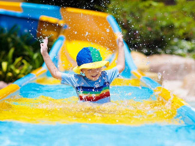 Niño jugando en un parque acuático (Vía Getty Images)