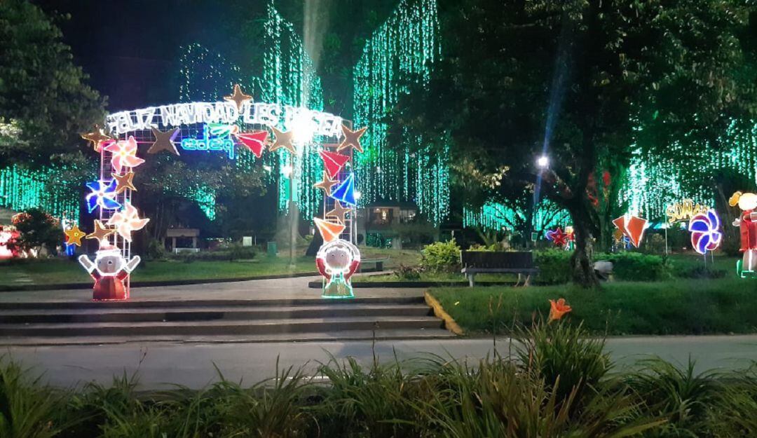 Alumbrado navideño en el parque Fundadores en Armenia