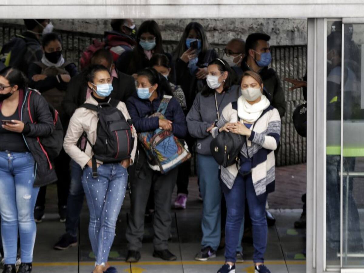 Usuarios de Transmilenio preocupados por aglomeraciones en el pico de COVID