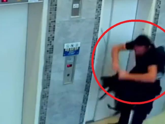 Video: Así fue el recate de un perro atrapado en un ascensor