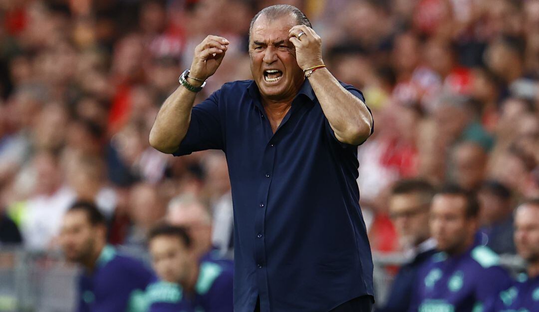 Fatih Terim, DT del Galatasaray, expresa su molestia desde el banco visitante.