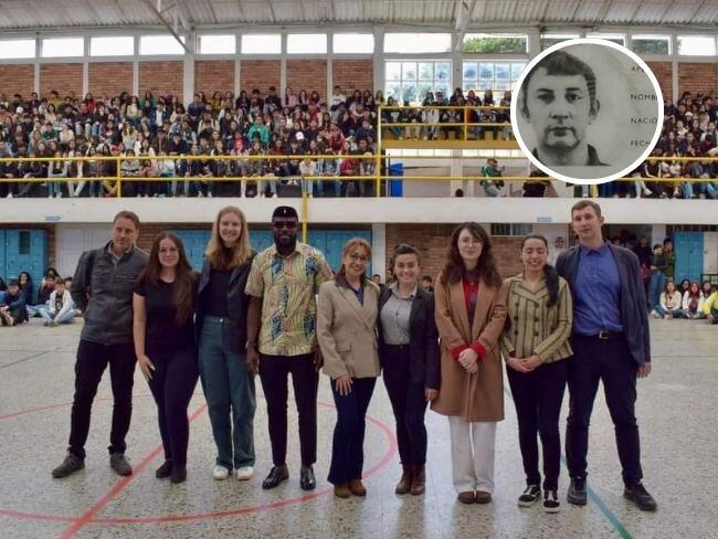 El ruso Dmitry Rudkov (en la foto, a la derecha) fue contratado como historiador para la Secretaría de Cultura y Patrimonio de Tunja. Foto | Caracol Radio