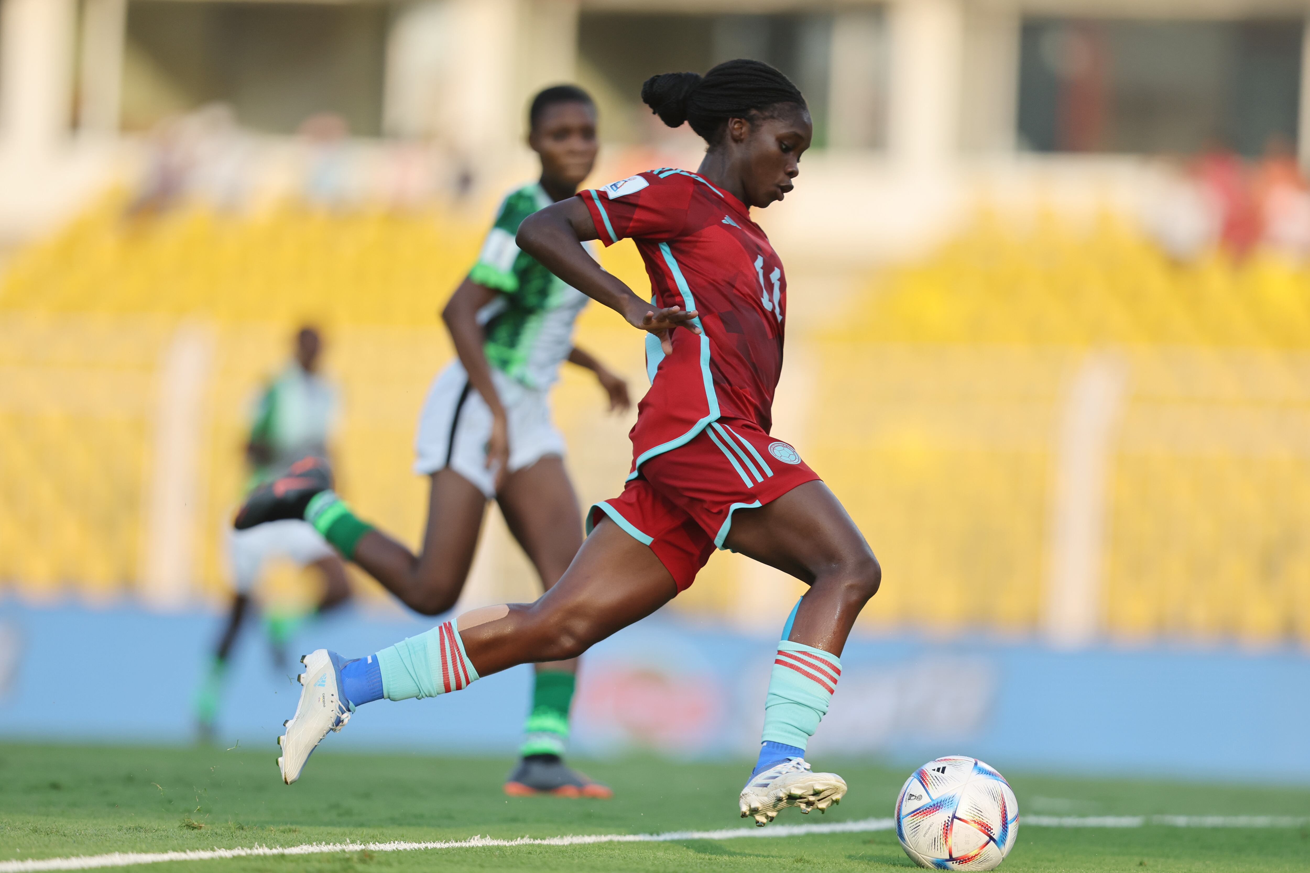 Linda Caicedo of Colombia controla el balón durante la Copa del Mundo Sub-17. Partido ante Nigeria. (Photo by Joern Pollex - FIFA/FIFA via Getty Images)