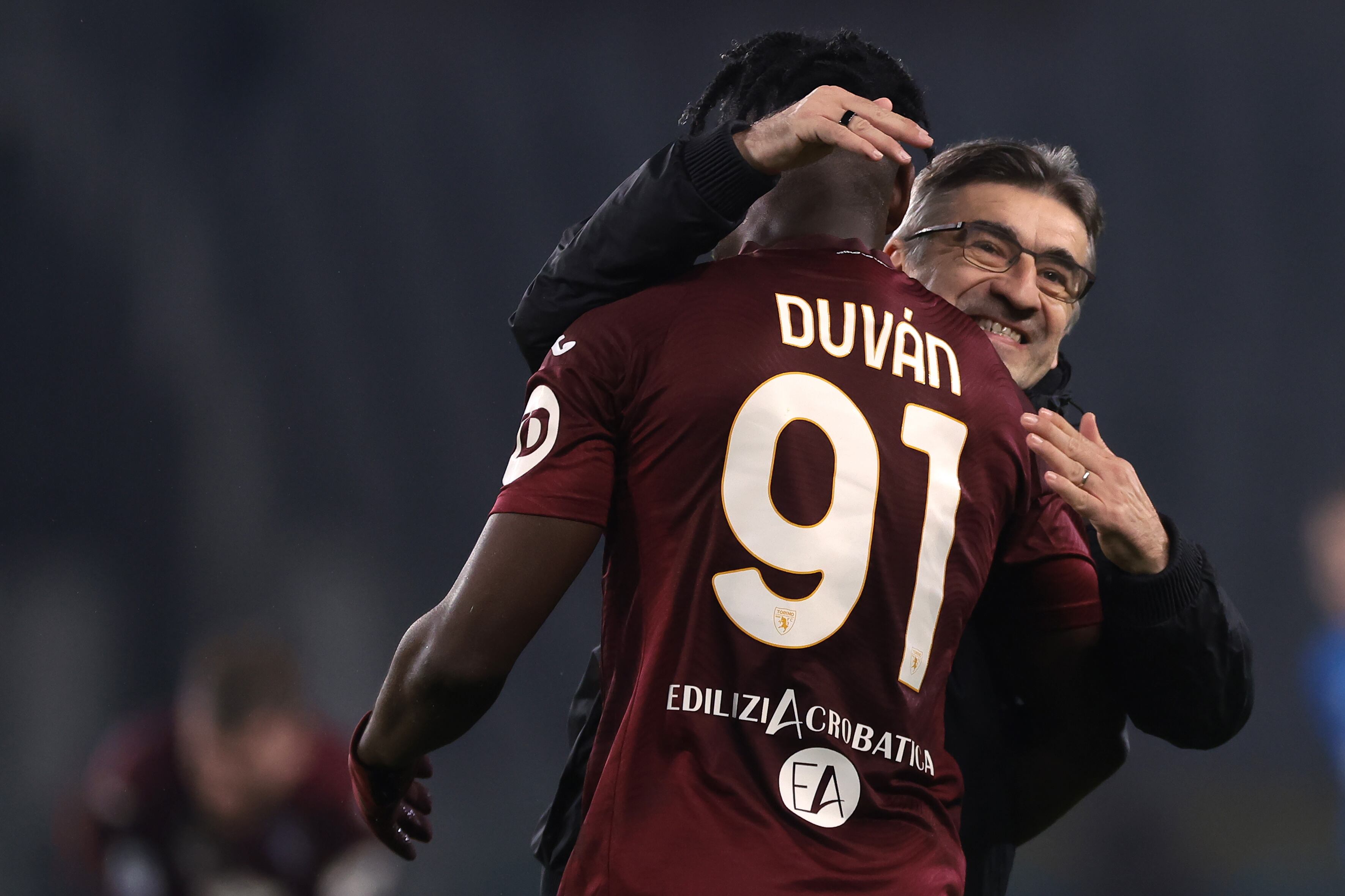 Ivan Juric con Duván Zapata | Foto: Jonathan Moscrop/Getty Images
