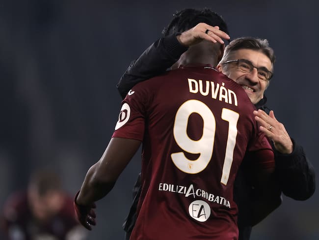 TURIN, ITALY - DECEMBER 16: Ivan Juric Head coach of Torino FC celebrates the 1-0 victory with goalscorer Duvan Zapata following the final whistle of the Serie A TIM match between Torino FC and Empoli FC at Stadio Olimpico di Torino on December 16, 2023 in Turin, Italy. (Photo by Jonathan Moscrop/Getty Images)