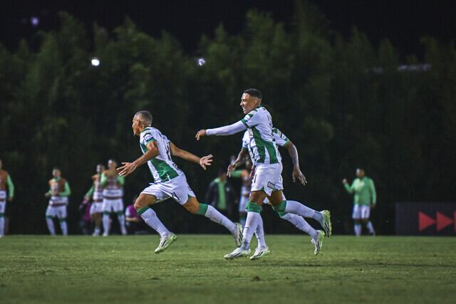 Robert Mejía festeja su espectacular golazo con Nacional / Colprensa.
