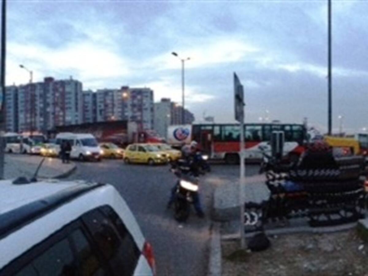 Enorme trancón provocó en Bogotá el accidente de un vehículo con maquinaria pesada