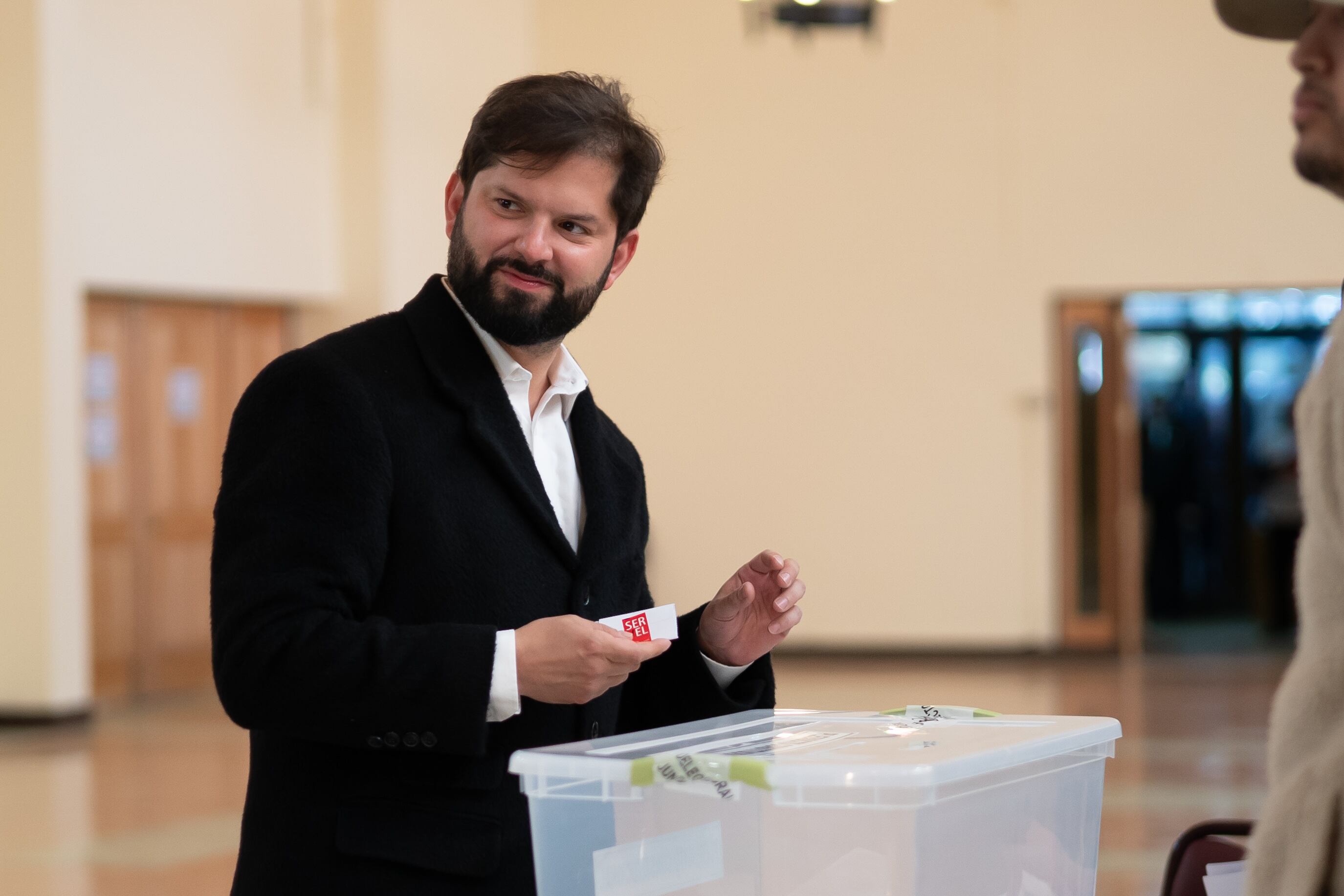 AME4842. PUNTA ARENAS (CHILE), 17/12/2023.- Fotografía cedida por la Presidencia de Chile del presidente Chile, Gabriel Boric, votando en la jornada del plebiscito constitucional hoy, en la ciudad de Punta Arenas (Chile). Boric aseguró este domingo que el plebiscito sobre la nueva propuesta de Constitución "fortalece" la democracia y dijo que, "independientemente de la opción que gane", su Gobierno se centrará en las "prioridades de la gente". EFE/ Presidencia de Chile /SOLO USO EDITORIAL/ SOLO DISPONIBLE PARA ILUSTRAR LA NOTICIA QUE ACOMPAÑA (CRÉDITO OBLIGATORIO)