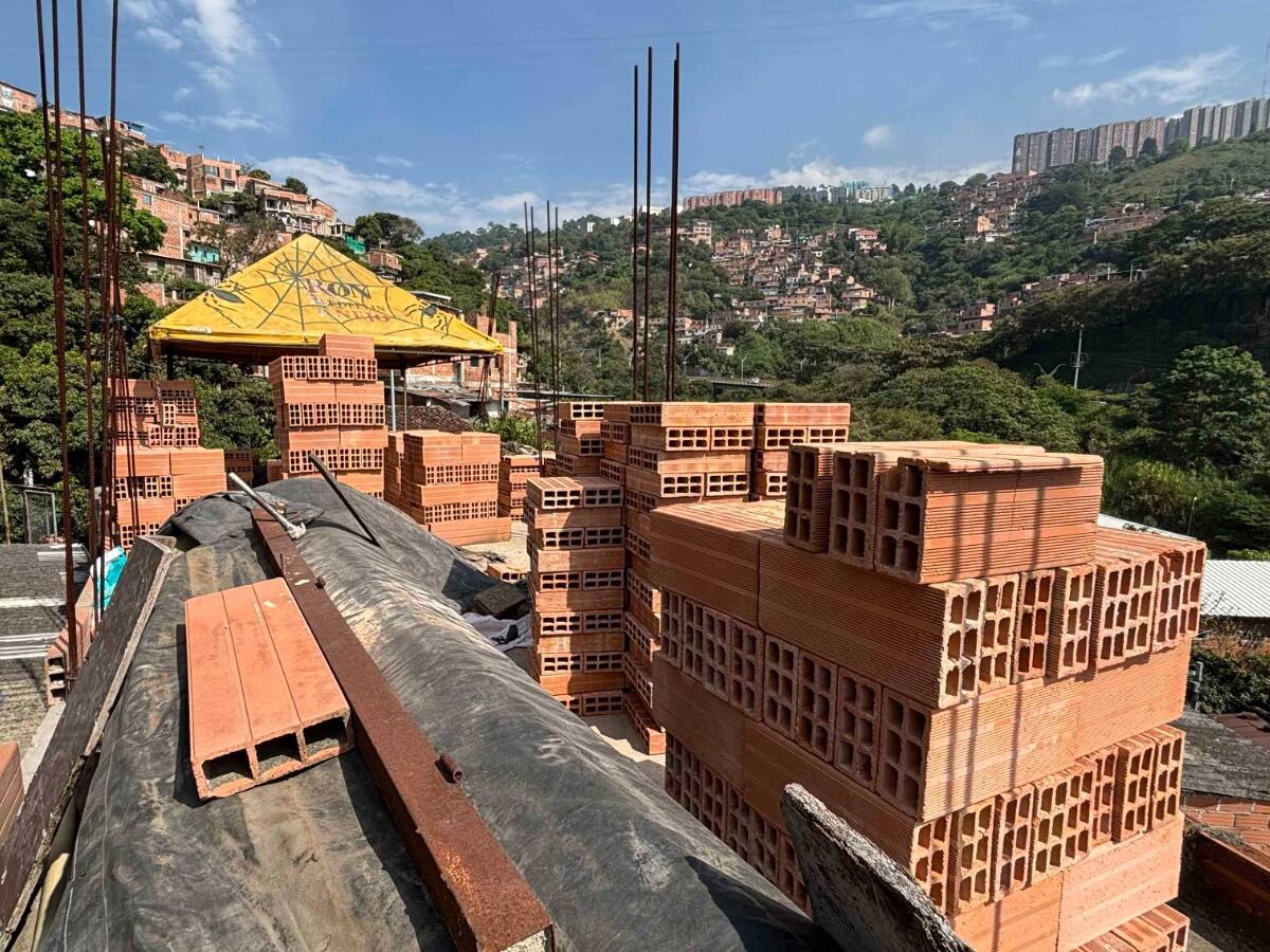 Crece la alerta por invasiones en Medellín tras el desmantelamiento de 16 obras en Manrique