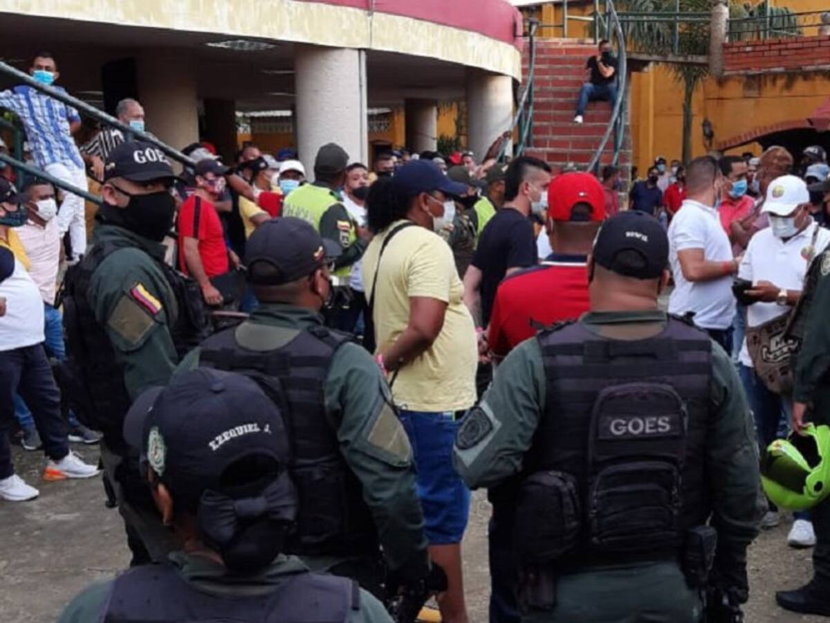 Sorprenden a 80 personas departiendo en una gallera en Cartagena