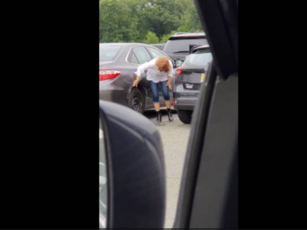 ¡Que difícil! Una mujer casi no saca el carro del parqueadero