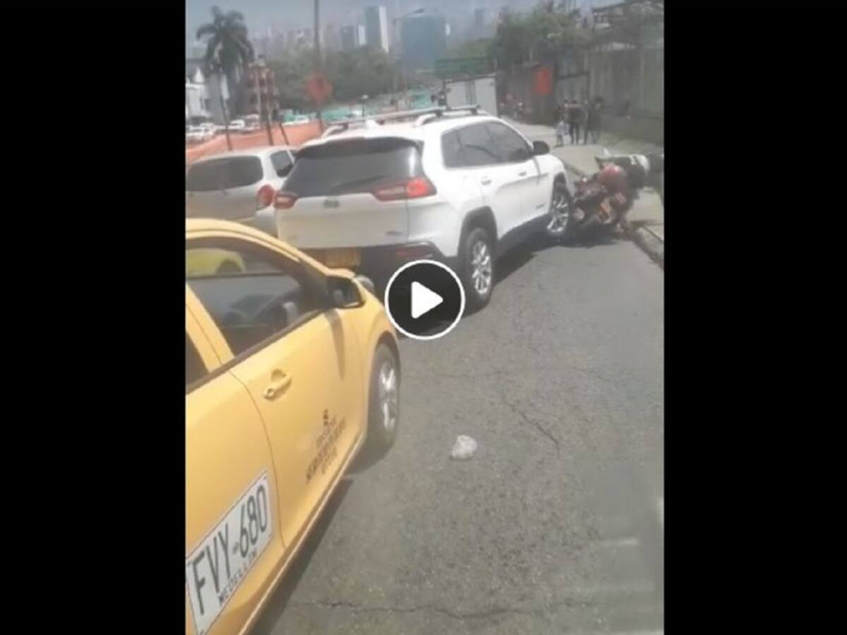 (Video) Camioneta casi le pasa por encima a motociclista