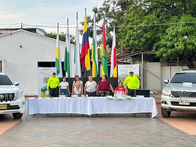 Poseía más de 30 vehículos tipo taxi, 60 motocicletas . Foto Policía Neiva.