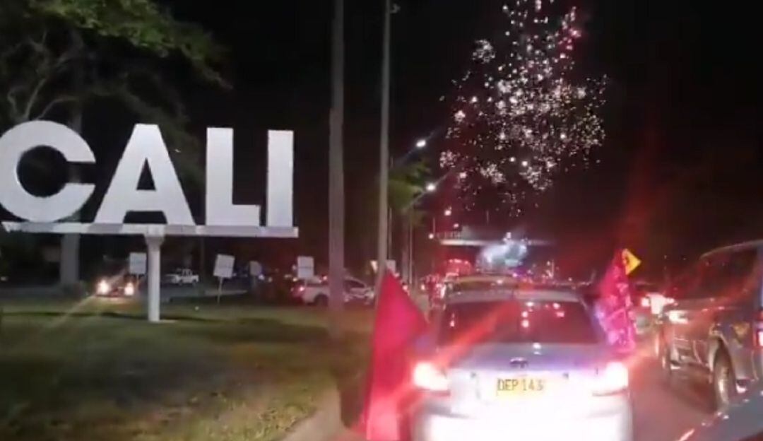 Imágenes de la caravana de bienvenida que recibió al equipo en el aeropuerto