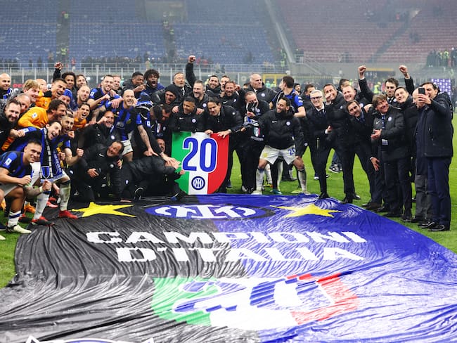 Los jugadores del Inter de Milán festejan un nuevo campeonato. (Photo by Francesco Scaccianoce/Getty Images)
