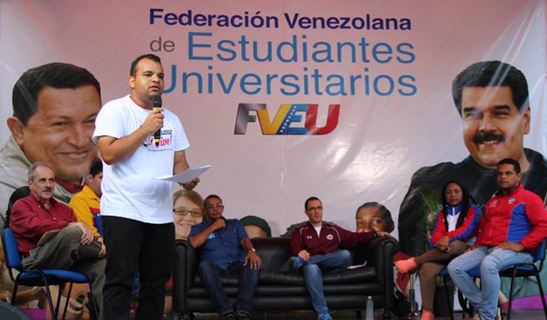 Los estudiantes universitarios piden la libertad de sus compañeros presos.