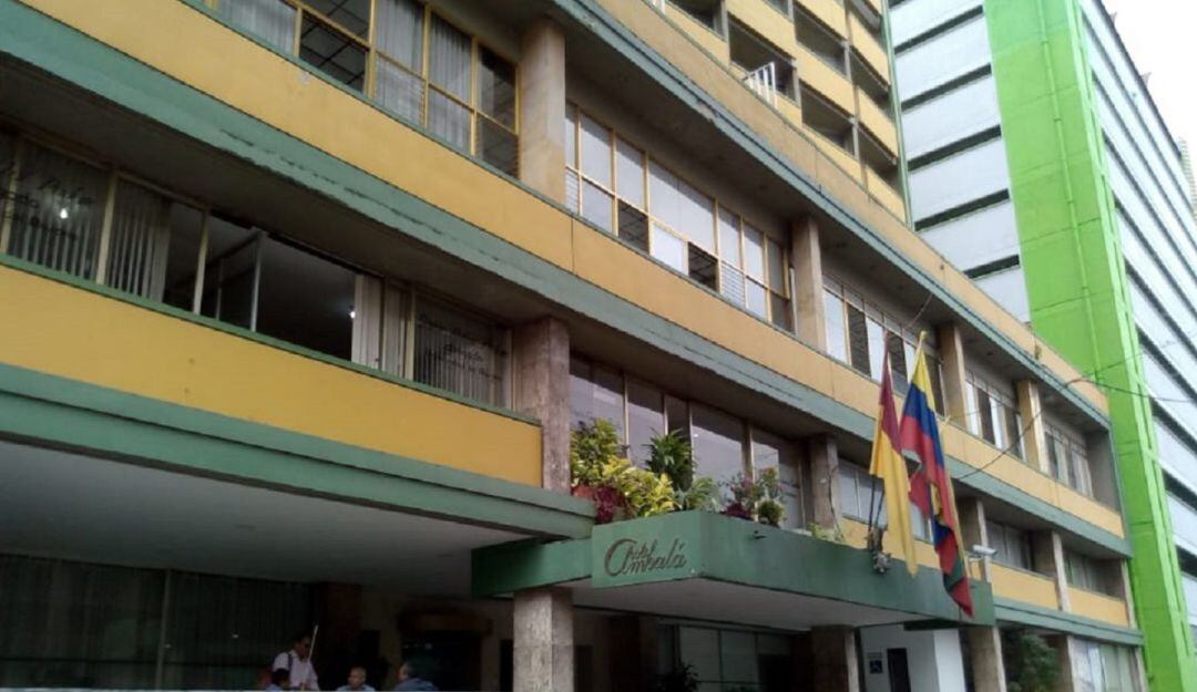 El hotel Ambalá esta ubicado en la calle 11 entre las carreras Segunda y Tercera. 