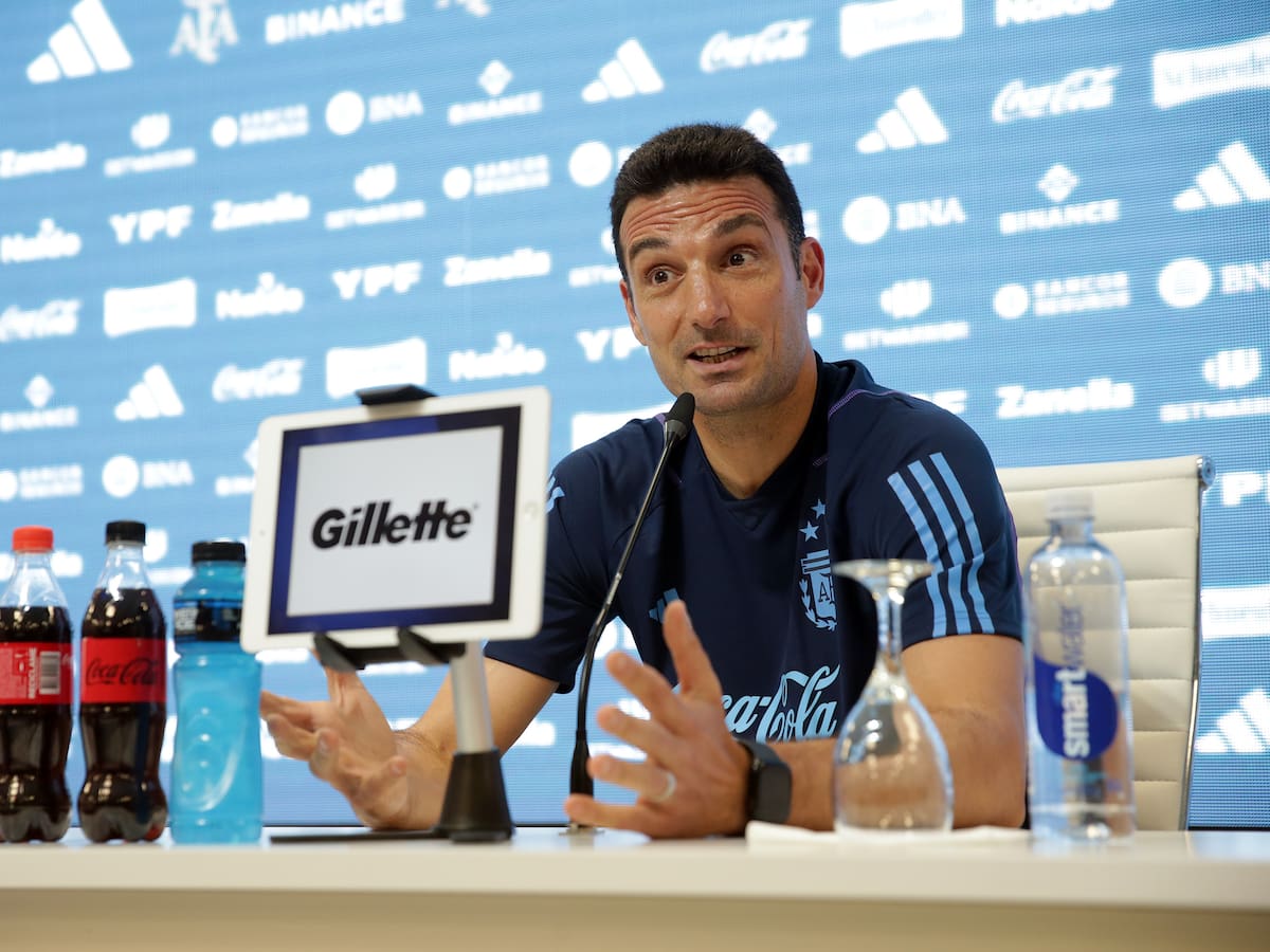 Scaloni sobre Messi: “Hasta que él diga lo contrario, seguirá viniendo”