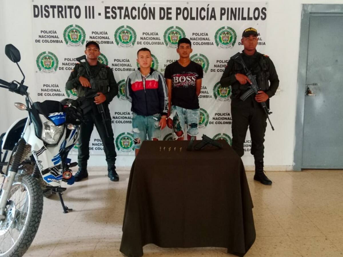 Policía capturó a dos hombres que estaban armados cerca a un banco en Pinillos