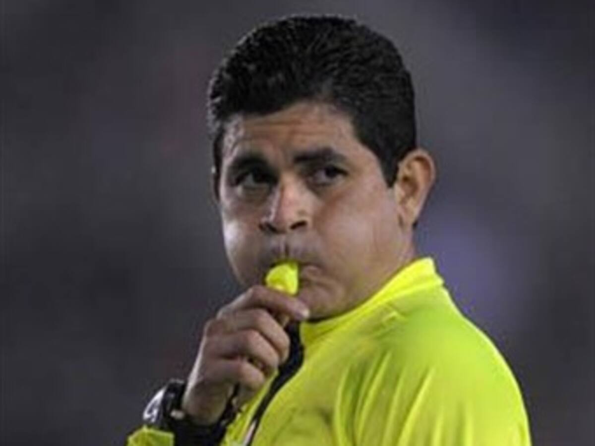 Oscar Julián Ruiz dentro de los treinta árbitros que dirigirán el Mundial 2010