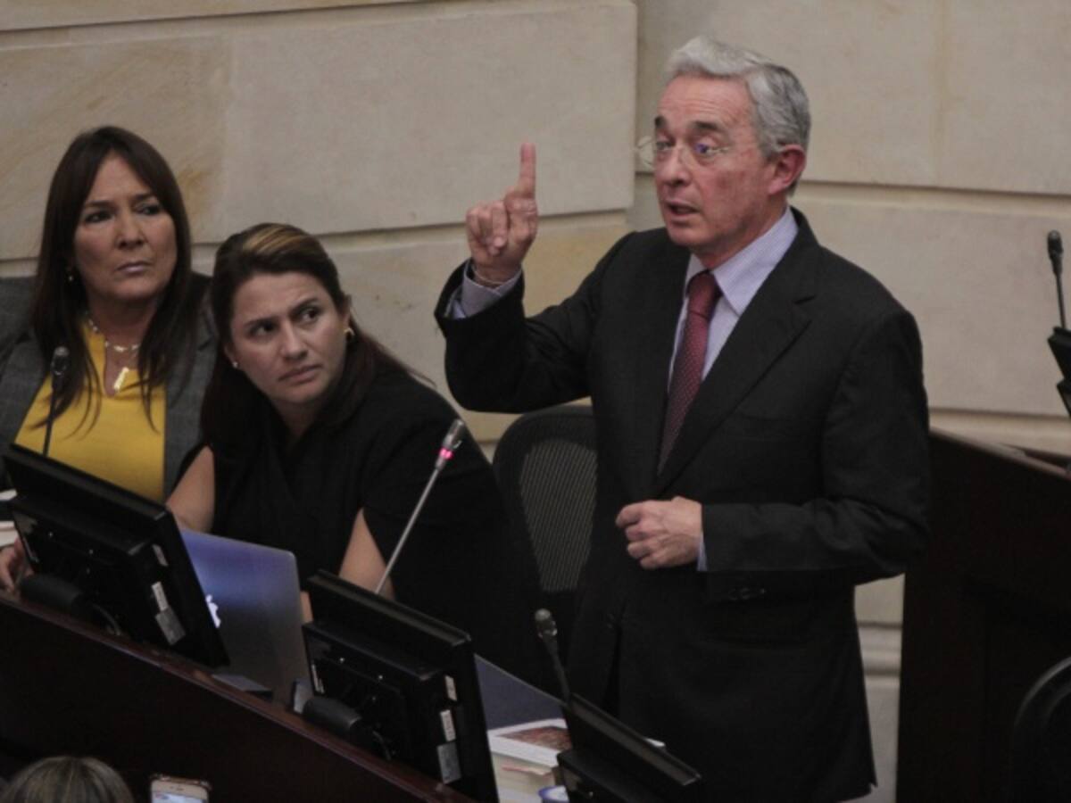 Uribe dice que llevará a la corte pruebas de montaje en su contra